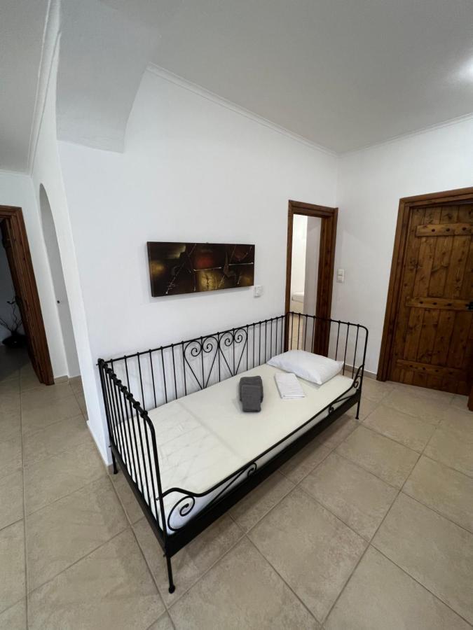 Apartment In Salamina With Garden & Sea View Selinia Bagian luar foto