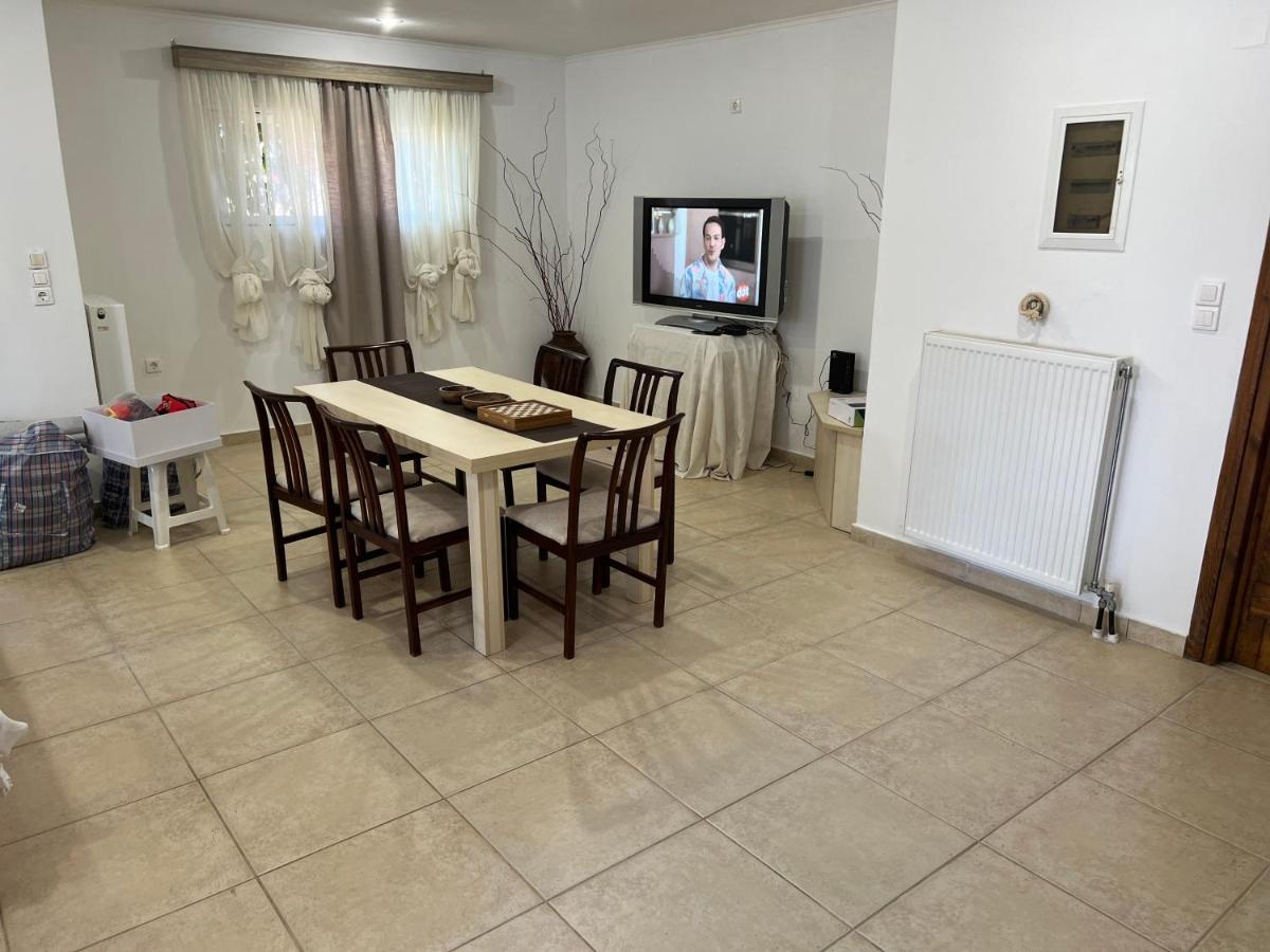 Apartment In Salamina With Garden & Sea View Selinia Bagian luar foto