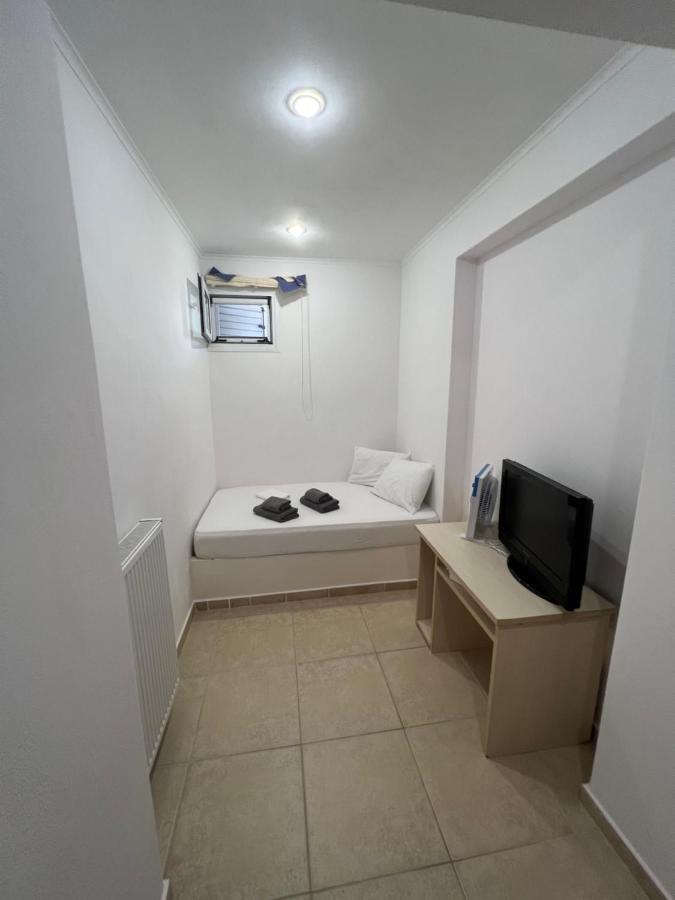 Apartment In Salamina With Garden & Sea View Selinia Bagian luar foto