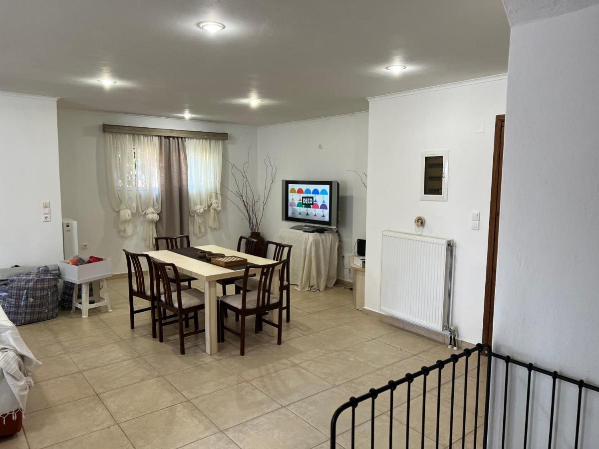 Apartment In Salamina With Garden & Sea View Selinia Bagian luar foto