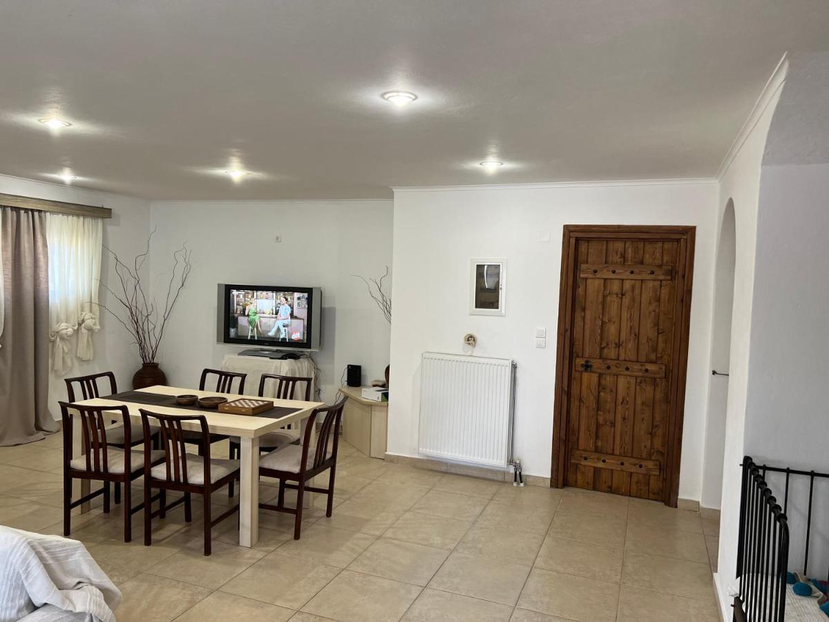 Apartment In Salamina With Garden & Sea View Selinia Bagian luar foto