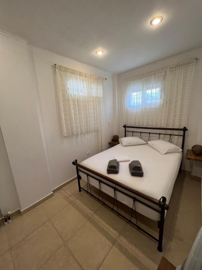 Apartment In Salamina With Garden & Sea View Selinia Bagian luar foto