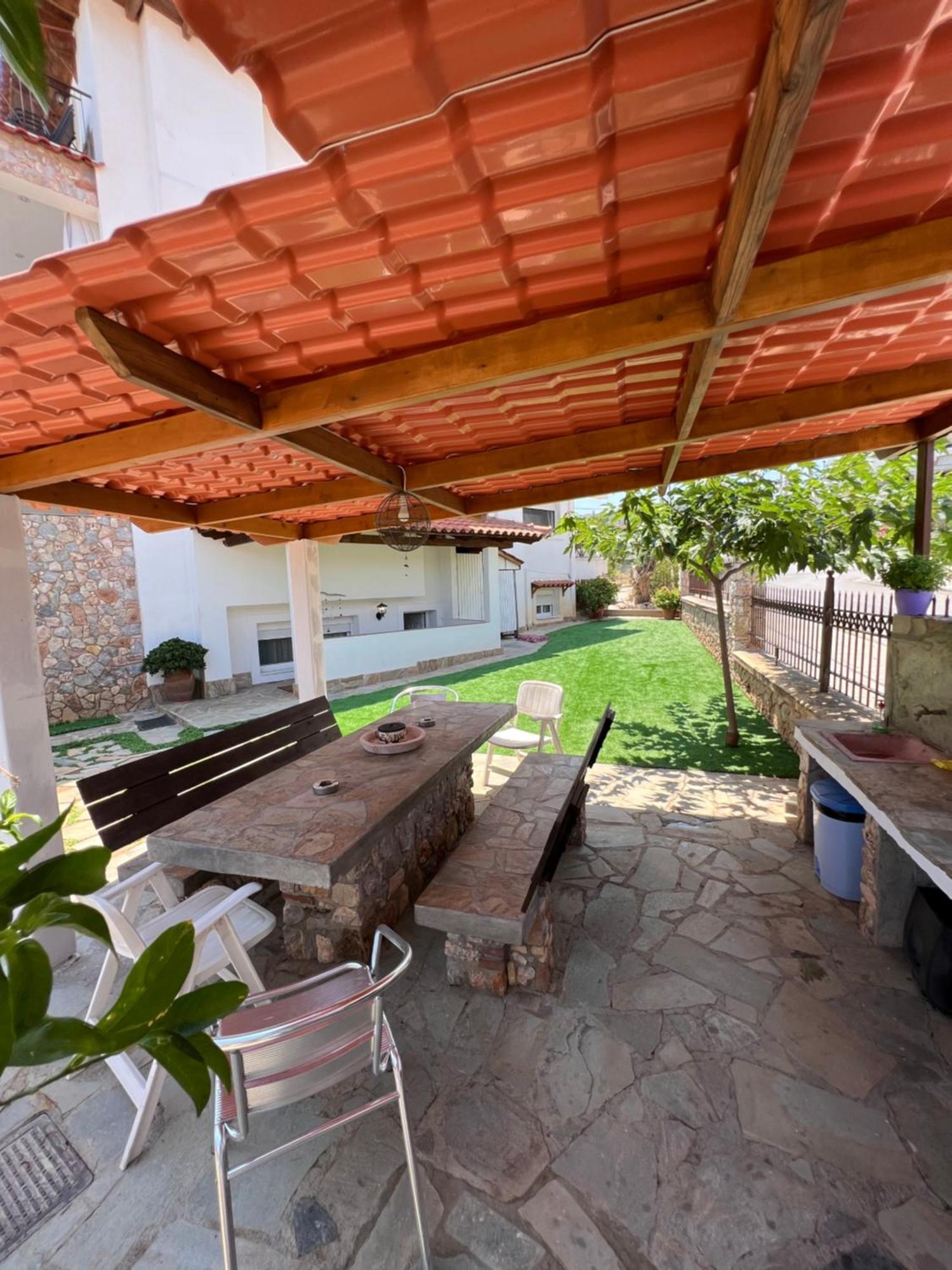 Apartment In Salamina With Garden & Sea View Selinia Bagian luar foto