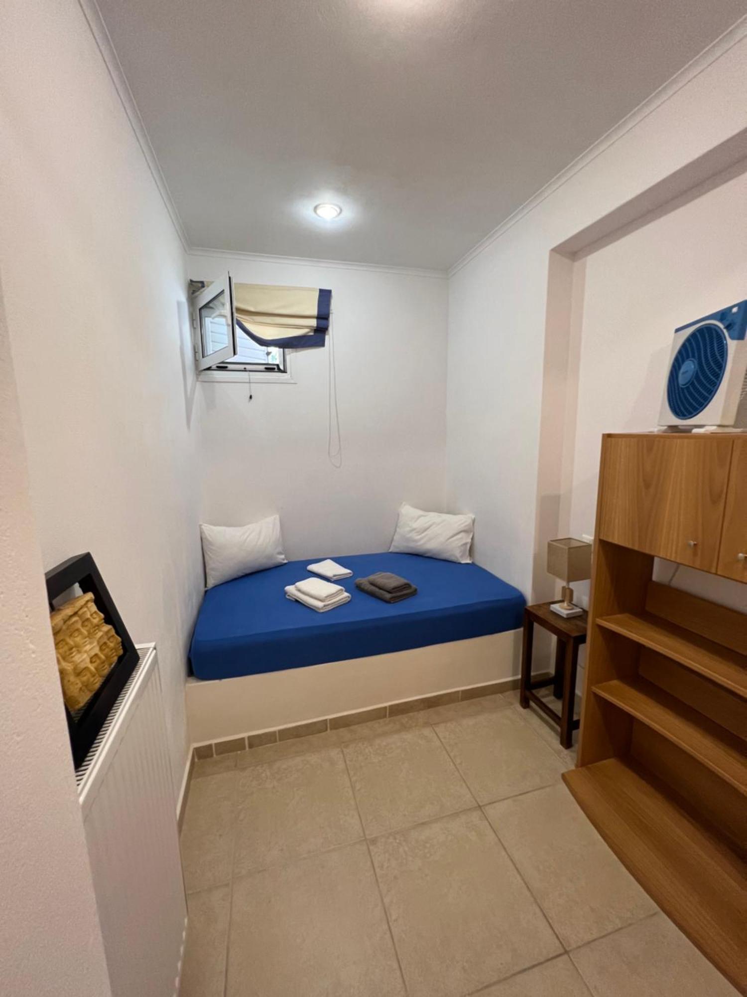 Apartment In Salamina With Garden & Sea View Selinia Bagian luar foto